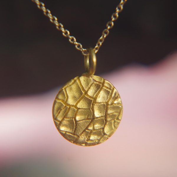 22k round cracked earth texture pendant//gold necklace//22k gold texture circle pendant//everyday disc pendant//solid gold circle pendant