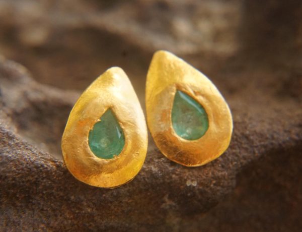 24k gold drop emerald earrings//solid 24k gold//drop emerald gold Studs//green emerald Earrings//24k gold earrings//hand made studs