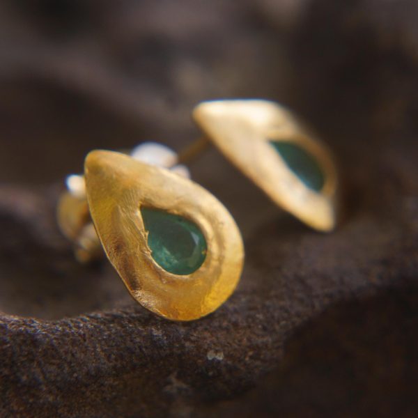 24k gold drop emerald earrings//solid 24k gold//drop emerald gold Studs//green emerald Earrings//24k gold earrings//hand made studs