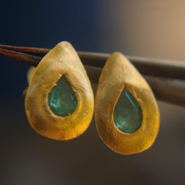24k gold drop emerald earrings//solid 24k gold//drop emerald gold Studs//green emerald Earrings//24k gold earrings//hand made studs