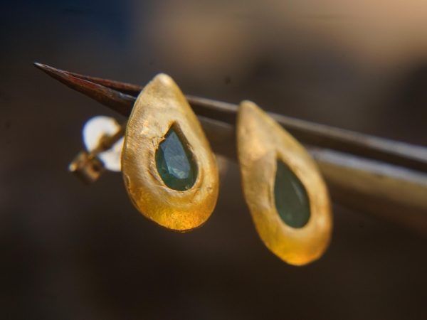 24k gold drop emerald earrings//solid 24k gold//drop emerald gold Studs//green emerald Earrings//24k gold earrings//hand made studs