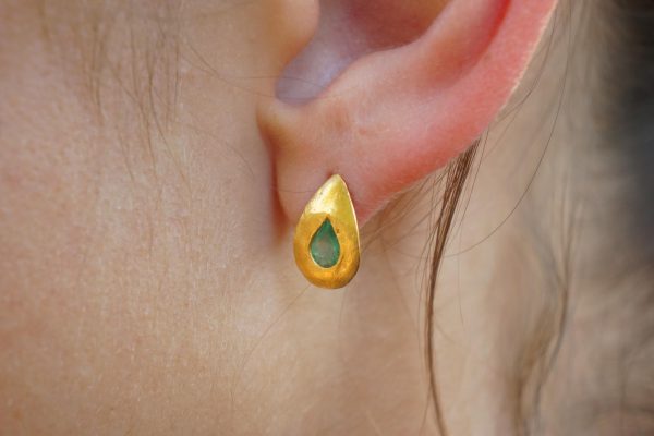24k gold drop emerald earrings//solid 24k gold//drop emerald gold Studs//green emerald Earrings//24k gold earrings//hand made studs