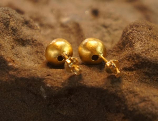 24k gold ball studs//ball gold studs//artisan gold studs//24k gold earrings//ball gold earrings//solid gold sphere studs