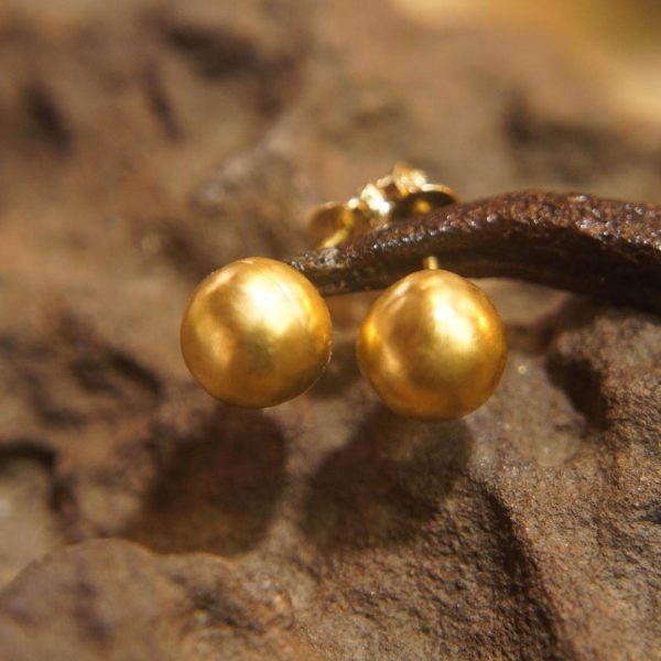24k gold ball studs//ball gold studs//artisan gold studs//24k gold earrings//ball gold earrings//solid gold sphere studs