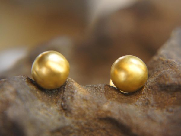 24k gold ball studs//ball gold studs//artisan gold studs//24k gold earrings//ball gold earrings//solid gold sphere studs
