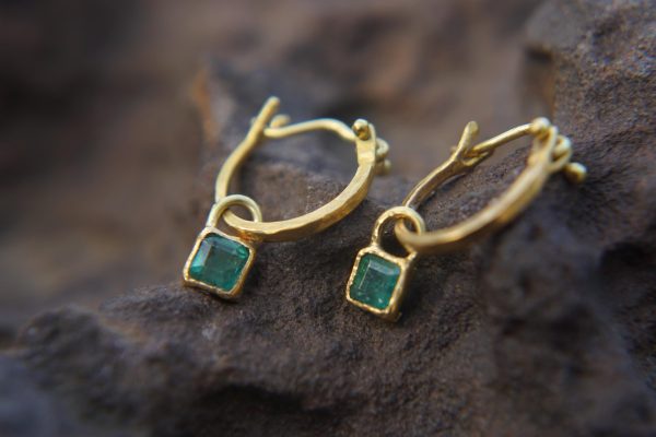 22k gold emerald hoops//gold emerald square hoops//artisan gold emerald earrings//handmade artisan gold hoops//22k gold emerald earrings