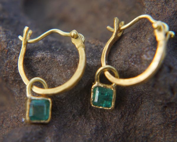 22k gold emerald hoops//gold emerald square hoops//artisan gold emerald earrings//handmade artisan gold hoops//22k gold emerald earrings