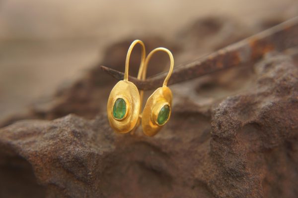 24k gold emerald dangles//gold disk dangles//handmade gold earrings//emerald dangles//Oval emerald gold earrings//Oval 24k gold dangles