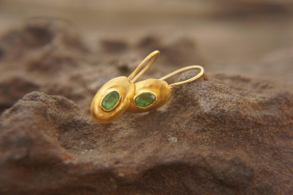 24k gold emerald dangles//gold disk dangles//handmade gold earrings//emerald dangles//Oval emerald gold earrings//Oval 24k gold dangles