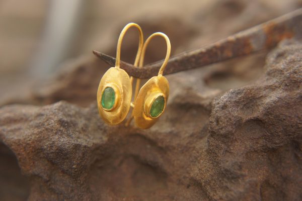 24k gold emerald dangles//gold disk dangles//handmade gold earrings//emerald dangles//Oval emerald gold earrings//Oval 24k gold dangles
