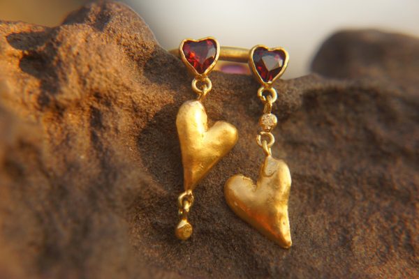24k gold studs heart and Red Garnet stone, hammered gold studs, artisan gold studs, 24k gold earrings, Red Garnet heart studs
