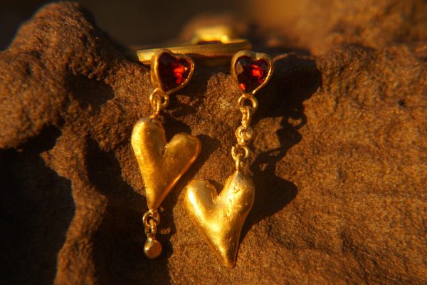 24k gold studs heart and Red Garnet stone, hammered gold studs, artisan gold studs, 24k gold earrings, Red Garnet heart studs