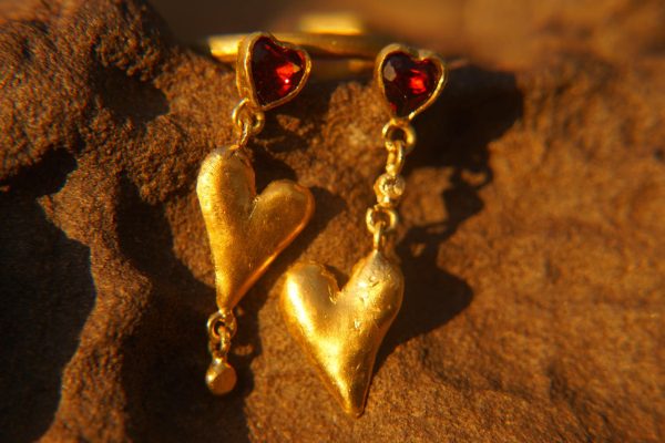 24k gold studs heart and Red Garnet stone, hammered gold studs, artisan gold studs, 24k gold earrings, Red Garnet heart studs