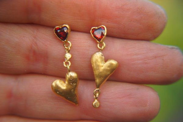 24k gold studs heart and Red Garnet stone, hammered gold studs, artisan gold studs, 24k gold earrings, Red Garnet heart studs