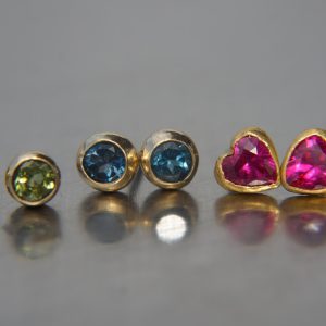 solid 14k gold//swiss blue topaz Earrings//one of a kind//stud earrings//14k gold earrings//swiss blue topaz earrings//14k  with stone