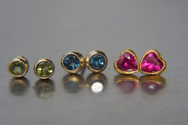 solid 14k gold//swiss blue topaz Earrings//one of a kind//stud earrings//14k gold earrings//swiss blue topaz earrings//14k with stone