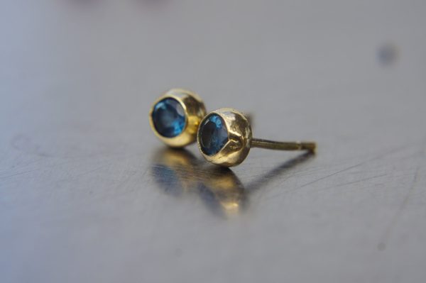 solid 14k gold//swiss blue topaz Earrings//one of a kind//stud earrings//14k gold earrings//swiss blue topaz earrings//14k with stone