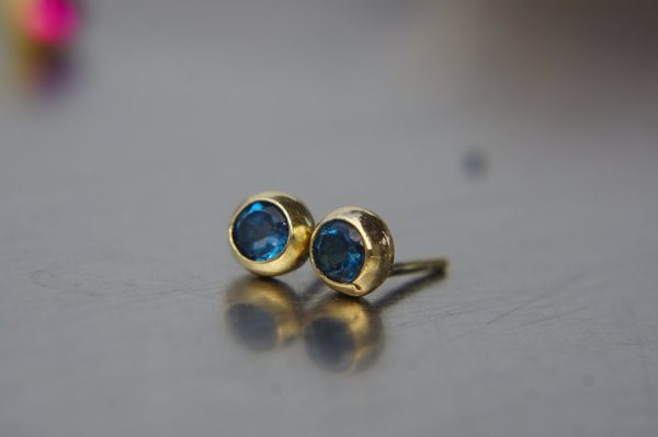 solid 14k gold//swiss blue topaz Earrings//one of a kind//stud earrings//14k gold earrings//swiss blue topaz earrings//14k with stone
