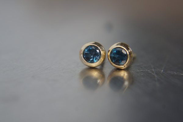 solid 14k gold//swiss blue topaz Earrings//one of a kind//stud earrings//14k gold earrings//swiss blue topaz earrings//14k with stone