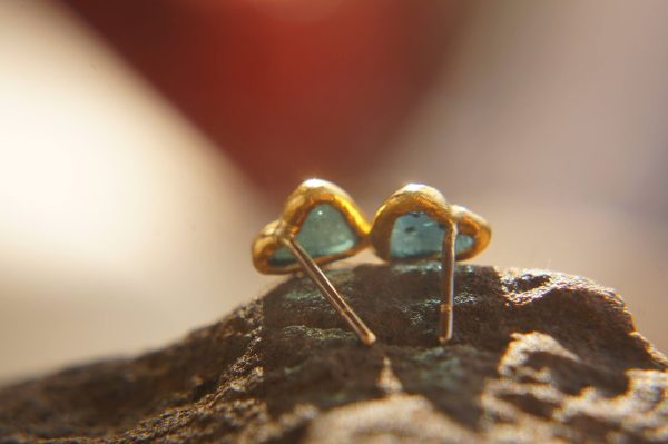 solid gold//blue tourmaline Studs//24k gold Earrings//blue tourmaline//gold stud earrings//24k gold earrings//tourmaline solid gold earrings