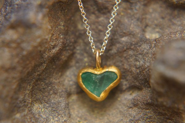 sapphire gold pendant//heart gold charm//gold sapphire heart charm//blue gold charm//artisan gold heart//blue sapphire charm//24k gold heart