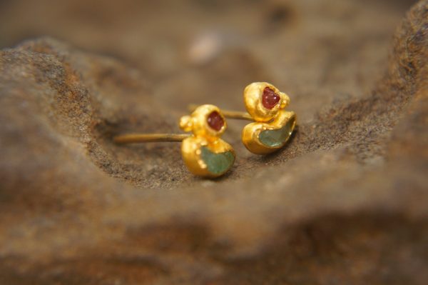 24k solid gold//rough ruby Studs//24k gold Earrings//uncut gem//gold stud earrings//24k gold earrings//uncut ruby earrings//artisan studs