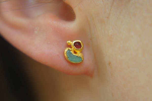 24k solid gold//rough ruby Studs//24k gold Earrings//uncut gem//gold stud earrings//24k gold earrings//uncut ruby earrings//artisan studs