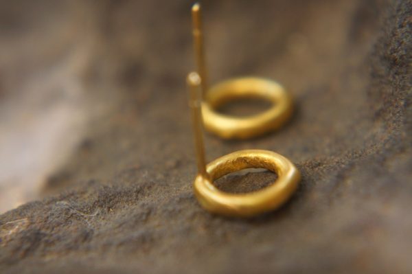 22k solid gold//red ruby Studs//22k gold Earrings//gold ruby studs//gold stud earrings//22k gold earrings//raw ruby//solid gold earring