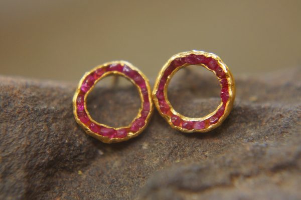 22k solid gold//red ruby Studs//22k gold Earrings//gold ruby studs//gold stud earrings//22k gold earrings//raw ruby//solid gold earring