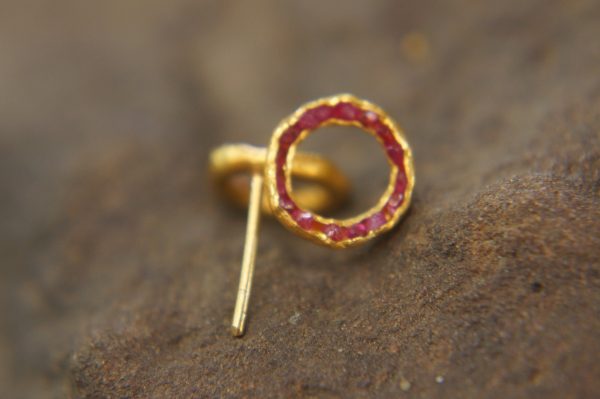 22k solid gold//red ruby Studs//22k gold Earrings//gold ruby studs//gold stud earrings//22k gold earrings//raw ruby//solid gold earring