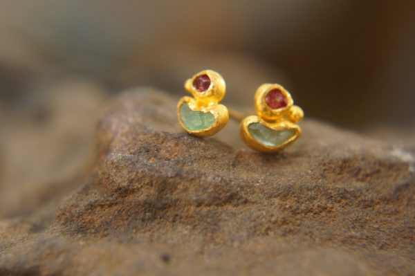 24k solid gold//rough ruby Studs//24k gold Earrings//uncut gem//gold stud earrings//24k gold earrings//uncut ruby earrings//artisan studs