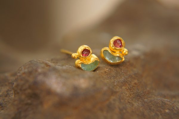 24k solid gold//rough ruby Studs//24k gold Earrings//uncut gem//gold stud earrings//24k gold earrings//uncut ruby earrings//artisan studs