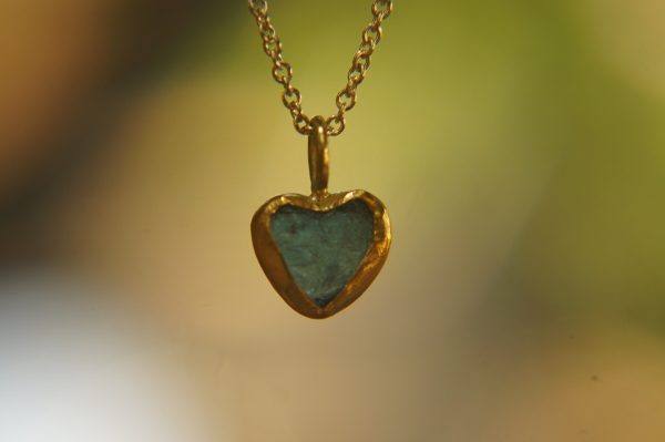 sapphire gold pendant//heart gold charm//gold sapphire heart charm//blue gold charm//artisan gold heart//blue sapphire charm//24k gold heart