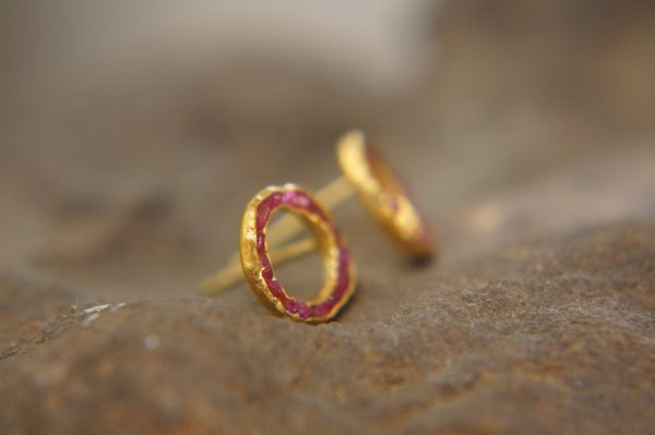 22k solid gold//red ruby Studs//22k gold Earrings//gold ruby studs//gold stud earrings//22k gold earrings//raw ruby//solid gold earring