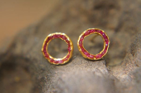 22k solid gold//red ruby Studs//22k gold Earrings//gold ruby studs//gold stud earrings//22k gold earrings//raw ruby//solid gold earring