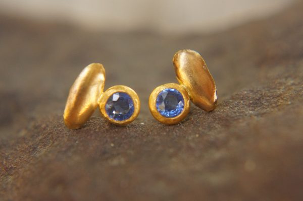 24k solid gold//blue sapphire studs//blue sapphire Earrings//gold stud earrings//2k gold earrings//sapphire earrings //24k gold earring