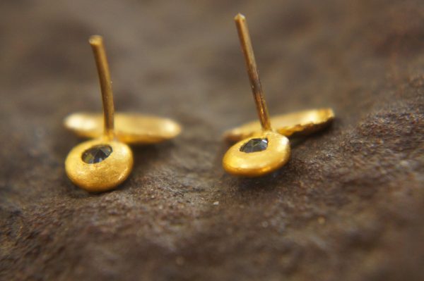 24k solid gold//blue sapphire studs//blue sapphire Earrings//gold stud earrings//2k gold earrings//sapphire earrings //24k gold earring