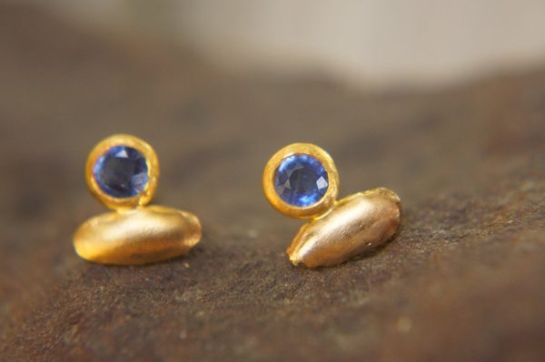 24k solid gold//blue sapphire studs//blue sapphire Earrings//gold stud earrings//2k gold earrings//sapphire earrings //24k gold earring