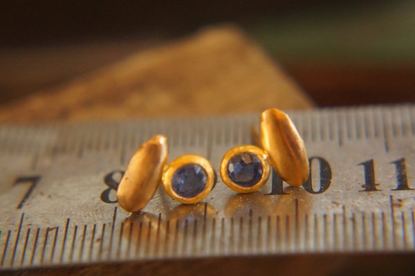 24k solid gold//blue sapphire studs//blue sapphire Earrings//gold stud earrings//2k gold earrings//sapphire earrings //24k gold earring