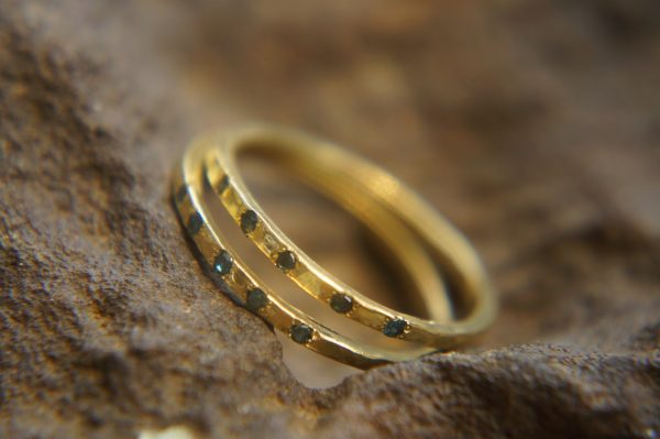 blue diamonds ring set//18k gold diamonds ring//hammered engagement//18k gold engagement//artisan blue diamonds ring//boho engagement ring