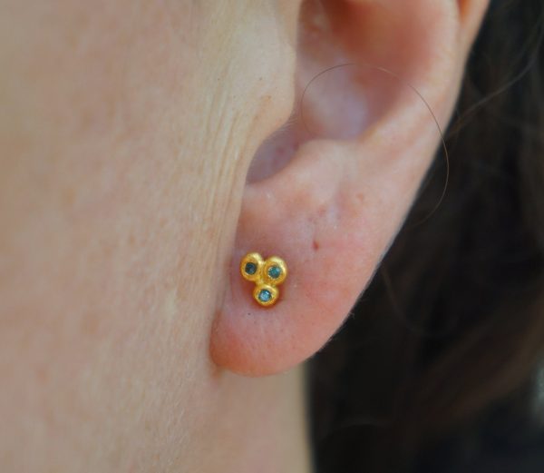 24k solid gold//blue diamonds Studs//24k gold Earrings//blue diamonds//gold stud earrings//24k gold earrings//tiny blue diamonds earrings