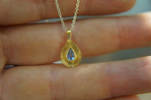 24k gold sapphire pendant//drop gold necklace//blue sapphire pendant,// sapphire gold drop//artisan sapphire 24k pendant//24k gold necklace