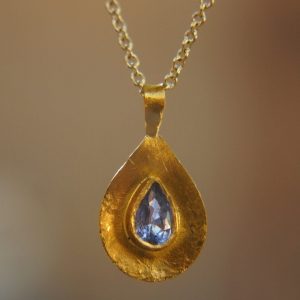 24k gold sapphire pendant//drop gold necklace//blue sapphire pendant,// sapphire gold drop//artisan sapphire 24k pendant//24k gold necklace