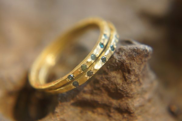 blue diamonds ring set//18k gold diamonds ring//hammered engagement//18k gold engagement//artisan blue diamonds ring//boho engagement ring