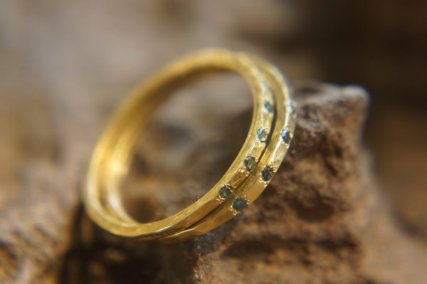 blue diamonds ring set//18k gold diamonds ring//hammered engagement//18k gold engagement//artisan blue diamonds ring//boho engagement ring