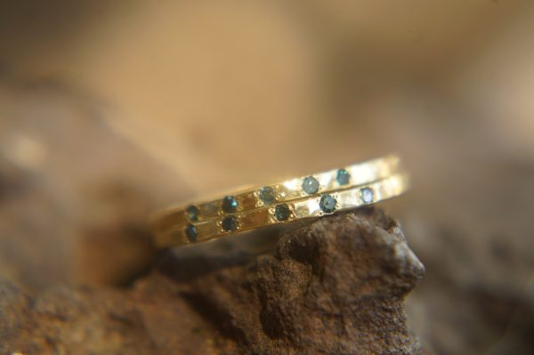 blue diamonds ring set//18k gold diamonds ring//hammered engagement//18k gold engagement//artisan blue diamonds ring//boho engagement ring