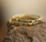 blue diamonds ring set//18k gold diamonds ring//hammered engagement//18k gold engagement//artisan blue diamonds ring//boho engagement ring