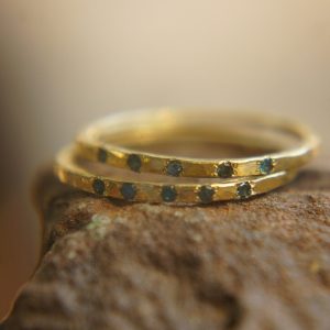 blue diamonds ring set//18k gold diamonds ring//hammered engagement//18k gold engagement//artisan blue diamonds ring//boho engagement ring
