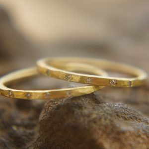 tiny diamonds ring set//18k gold diamonds ring//hammered engagement//18k gold engagement//multi stone diamonds ring//boho engagement ring