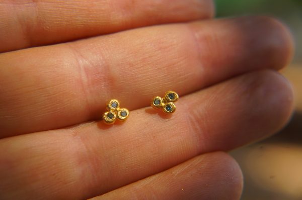 24k solid gold//blue diamonds Studs//24k gold Earrings//blue diamonds//gold stud earrings//24k gold earrings//tiny blue diamonds earrings
